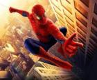 Spiderman άλματα μεταξύ κτιρίων της πόλης με του swinging αράχνη